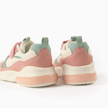 Švičiantys sportiniai batai mergaitėms (25-32) - kulnų vaizdas iš arti