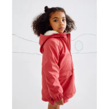 Rausva lietaus striukė (3/4-13/14 m) ir ją dėvinti mergaitė