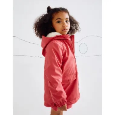 Rausva lietaus striukė (3/4-13/14 m) ir ją dėvinti mergaitė