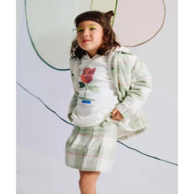 Languotas švarkelis mergaitėms (3/4-13/14) ir jį dėvinti mergaitė