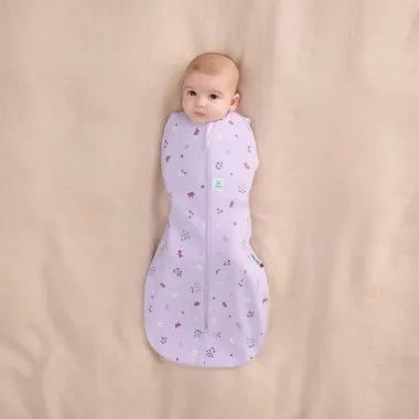 ergoPouch Swaddle miegmaišis kūdikiui 1.0TOG (3-6 mėn.) - alyvinį dėvintis kūdikis