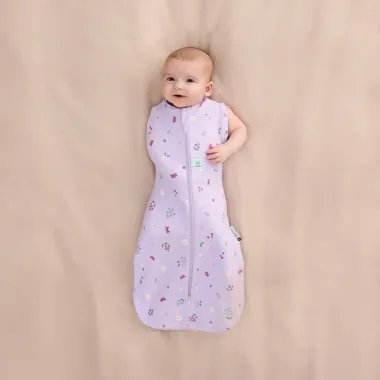ergoPouch Swaddle miegmaišis kūdikiui 1.0TOG (3-6 mėn.) - alyvinį dėvintis kūdikis su viena iškišta rankyte