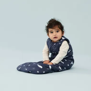 ergoPouch Swaddle miegmaišis 1.0TOG (3-12 mėn.) - tamsiai mėlyną dėvintis berniukas