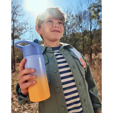 Termo gertuvė vaikams Ombre Blue Wander, 450 ml ir berniukas laikantis gertuvę vaikams