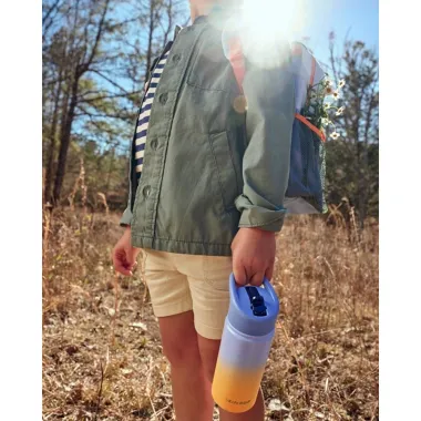 Termo gertuvė vaikams Ombre Blue Wander, 450 ml ir rudens lapų fone stovintis vaikas su gertuve vaikams