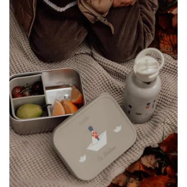 Pietų rinkinys Kareivėlis - vaizdas ant pleduko su atidaryta metaline pietų dėžute