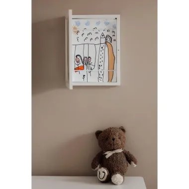 Vaikų piešinių atidaromas rėmelis - vaizdas ant rudos sienos, atidarytas