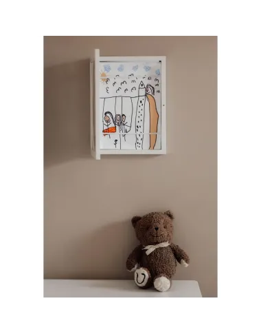 Vaikų piešinių atidaromas rėmelis - atidaryto vaizdas baltame fone