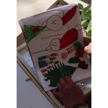 Vaikų piešinių atidaromas rėmelis - vaizdas kaip dedame vaikiški piešiniai į rėmelį