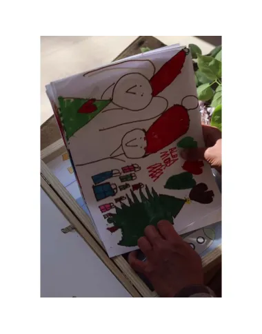 Vaikų piešinių atidaromas rėmelis - atidaryto vaizdas baltame fone