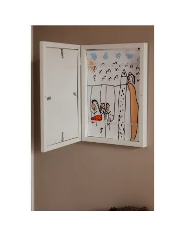 Vaikų piešinių atidaromas rėmelis - atidaryto vaizdas baltame fone