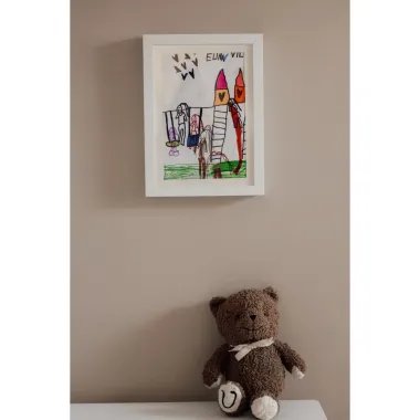 Vaikų piešinių atidaromas rėmelis - vaizdas iš priekio ant rudos sienos, uždarytas