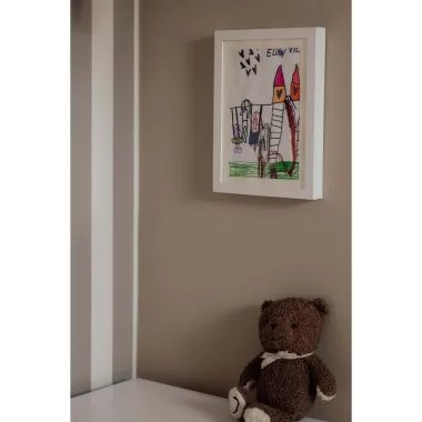 Vaikų piešinių atidaromas rėmelis - vaizdas ant rudos sienos, uždarytas