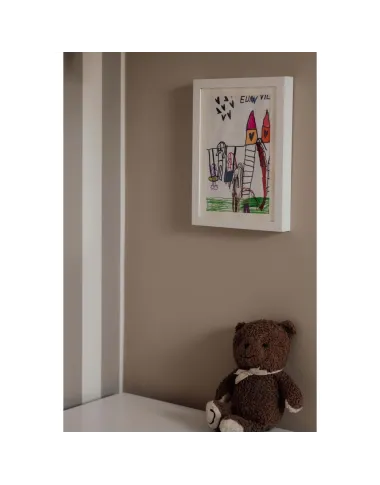 Vaikų piešinių atidaromas rėmelis - atidaryto vaizdas baltame fone