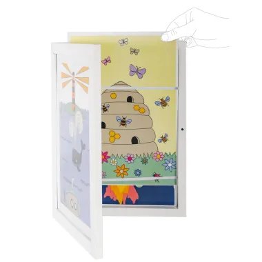 Vaikų piešinių atidaromas rėmelis - atidaryto vaizdas baltame fone