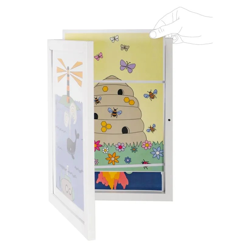 Vaikų piešinių atidaromas rėmelis - atidaryto vaizdas baltame fone