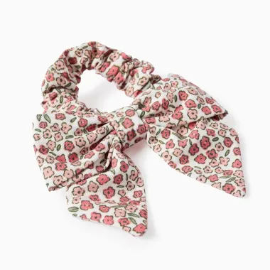 Gėlėta plaukų gumytė su kaspinu mergaitėms - vaizdas iš šono baltame fone