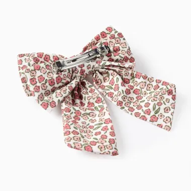 Gėlėtas plaukų segtukas - segtuko vaizdas baltame fone