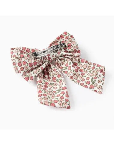 Gėlėtas plaukų segtukas - vaizdas baltame fone