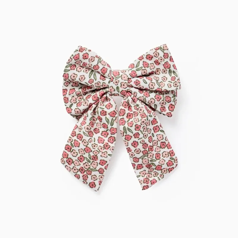 Gėlėtas plaukų segtukas - vaizdas baltame fone