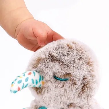 Ludi lavinamasis žaislas-veidrodis kūdikiams Kiwi - galvytės vaizdas iš arti su kūdikio ranka, matosi audinio švelnumas