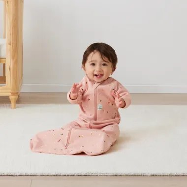 ergoPouch miegmaišis su rankovėmis kūdikiui 1.0TOG (8-24 mėn.) ir sėdintis kūdikis