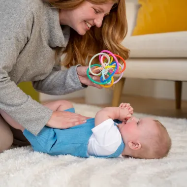 Winkel Colorpop kramtukas–barškutis kūdikiams ir žaidžianti mama su kūdikiu