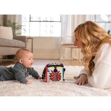 Wimmer Discovery Cube lavinamasis kubas kūdikiams - žaidžianti mama ir kūdikis ant kilimo