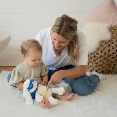 Pliušinis žaislas Super kiškis ir su mergaite žaidžianti mama