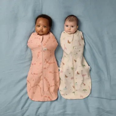 ergoPouch Swaddle miegmaišis kūdikiui 1.0TOG (0-3 mėn.) - du gulintys kūdikiai ant mėlynos paklodės