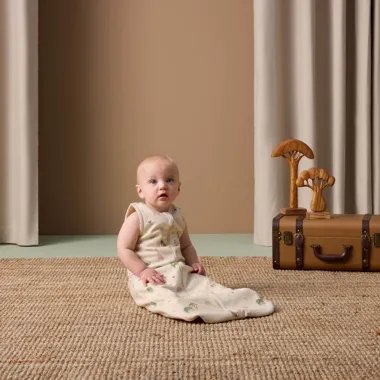 ergoPouch Swaddle miegmaišis 1.0TOG (3-12 mėn.) Savana ir sėdintis kūdikis