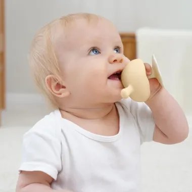 Mombella kramtukas Grybas rusvas ir kramtuką laikantis kūdikis