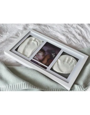 Baltas rėmelis su kūdikio rankos ir pėdos įspaudu su vaiko nuotrauka