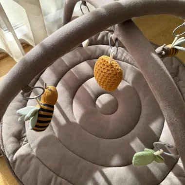 Rudas lavinamasis kilimėlis kūdikiui su megztais žaislais kūdikiams