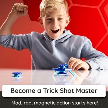 Vaikas žaidžia su Magshuto magnetiniu rinkiniu