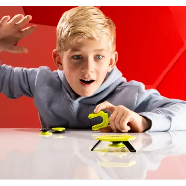 Vaikas žaidžia su Magshuto Quick Circuit magnetiniu rinkiniu