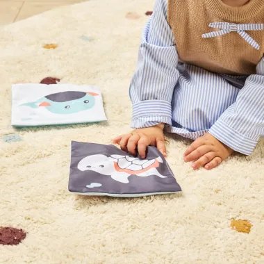 Kūdikiui rodomos kontrastingos jūros gyvūnų kortelės