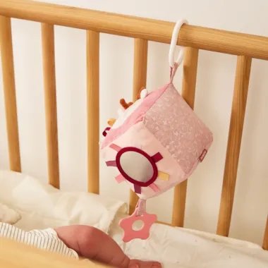 Ružavas lavinamasis kubas kūdikiams Miniland pakabintas ant lovytės