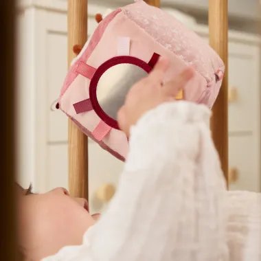 Veidrodėlis ir skirtingos tekstūros lavinamajame kube kūdikiams Deer