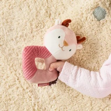 Kūdikio pirmasis barškutis Miniland Elniukė rožinės spalvos kūdikio rankytėje