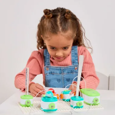 Mergaitė žaidžia su Circuit Genius rinkiniu ir kuria elektros grandinę