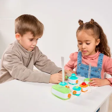 Vaikai konstruoja Circuit Genius ir mokosi apie elektrą