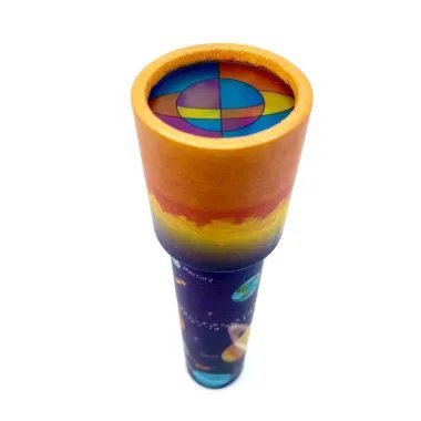 Kosmoso tematikos kaleidoskopas iš kartono