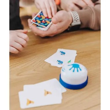 Vaikai žaidžia stalo žaidimą Halli Galli Twist