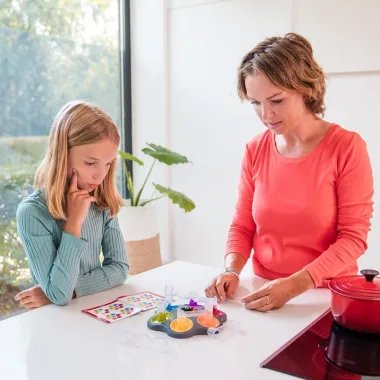 Mama ir dukra žaidžia loginį žaidimą Dropzone