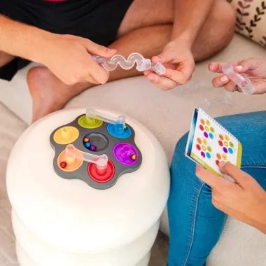 Loginis žaidimas Dropzone ant balto fotelio