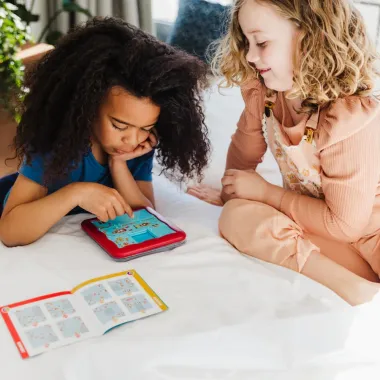 Mergaitės sprendžia Robot Factory galvosūkį