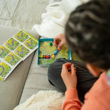 Mergaitė sprendžia vien iš galvosūkio Pole Position užduočių