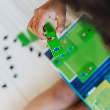 Vaikas dėlioja galvosūkį Smart Games Gooal!