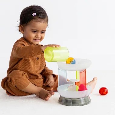 Mažylis žaidžia su 1Curiosity karusele – suka, ridena, tyrinėja